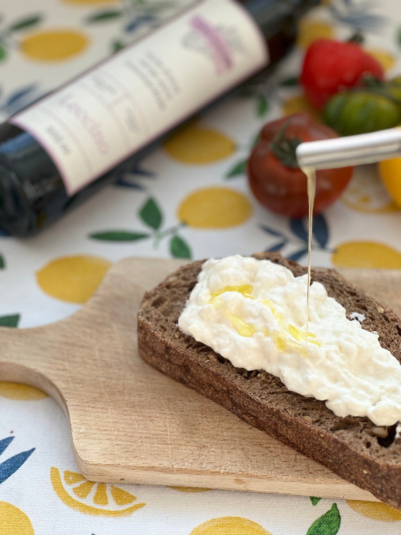 Ajoutez un généreux filet d'huile Leccino et une dernière pincée de fleur de sel.